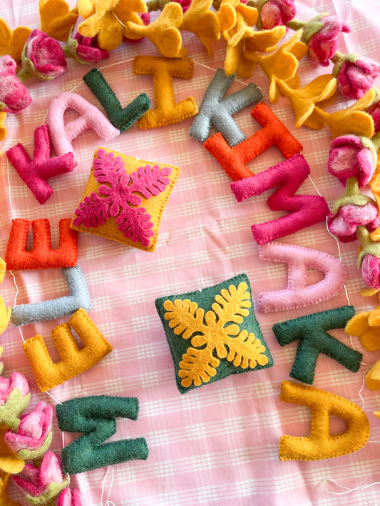Felt Mele Kalikimaka garland